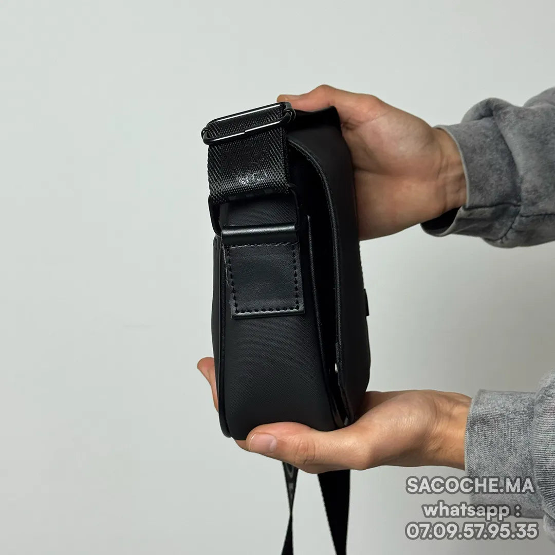 L A C O S T E Noir Simple – 20x17CM