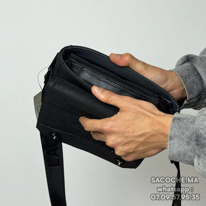 L A C O S T E Noir Simple – 20x17CM