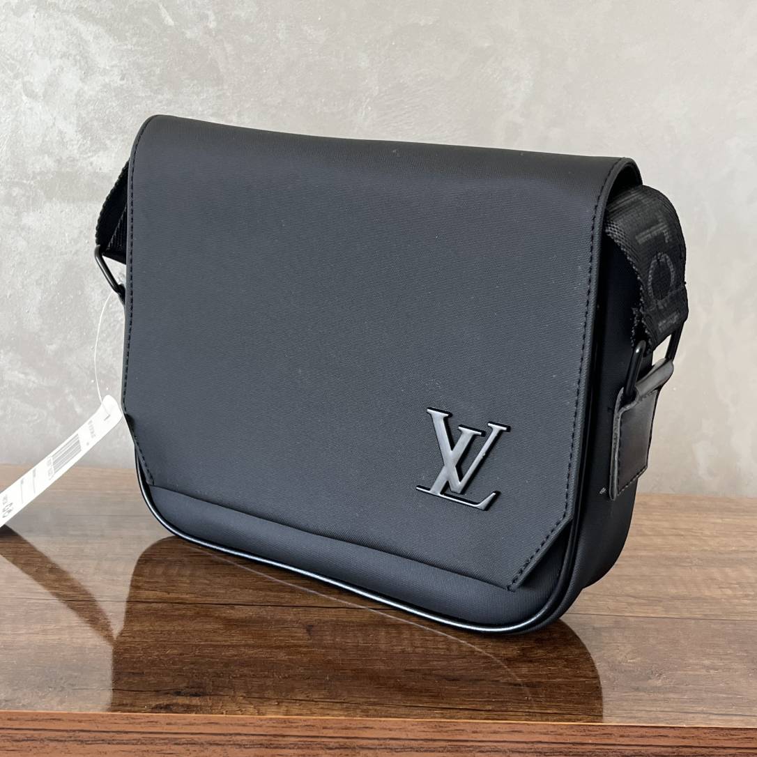 Sacs de Luxe LV pour Homme – Élégance et Style